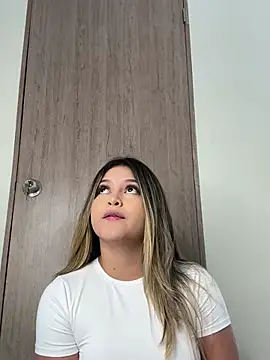 lunablossom  online show from February 2025 04:54:01 PM