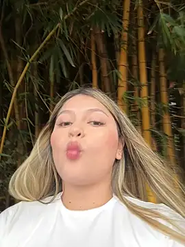 lunablossom  online show from September 2025 09:49:02 PM