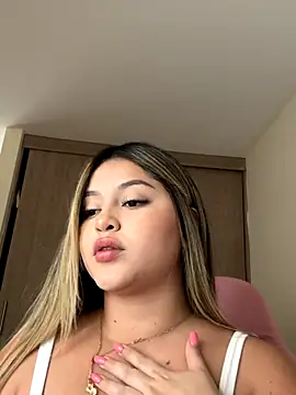 lunablossom  online show from October 2025 08:07:02 PM