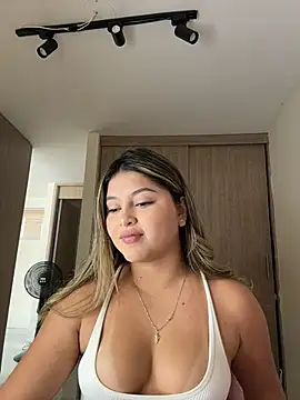 lunablossom  online show from April 2026 07:00:01 PM