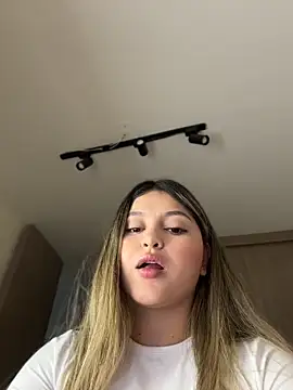 lunablossom  online show from May 2026 10:49:02 PM