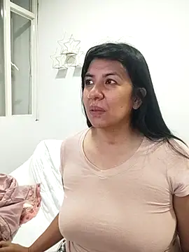 aisha latina online show from February 2026 01:29:02 PM