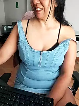 aisha latina online show from March 2026 02:34:01 PM