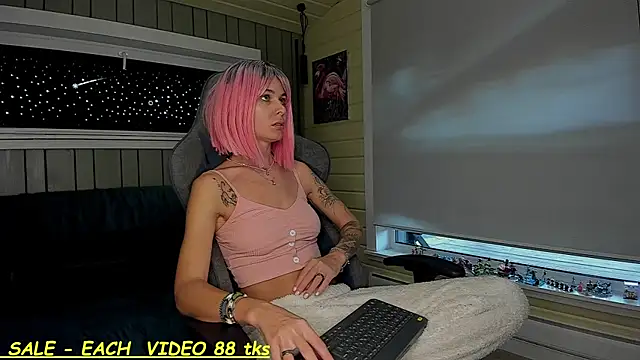 Snapshot of SandyChris chatting on October 2025 11:22:01 AM SandyChris online show from October 2025 11:22:01 AM