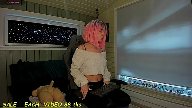 Snapshot of SandyChris chatting on November 2025 10:14:01 AM SandyChris online show from November 2025 10:14:01 AM