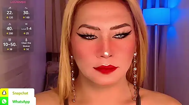 Snapshot of QUEEN_GIAMOORE69 chatting on December 2024 10:23:02 PM QUEEN GIAMOORE69 online show from December 2024 10:23:02 PM