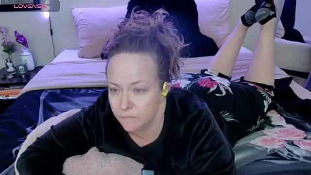 Snapshot of julimonroe chatting on March 2025 03:24:01 AM julimonroe online show from March 2025 03:24:01 AM