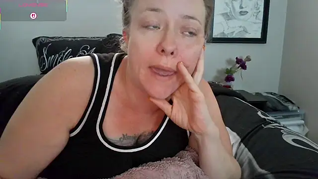 Snapshot of julimonroe chatting on October 2025 10:15:01 PM julimonroe online show from October 2025 10:15:01 PM