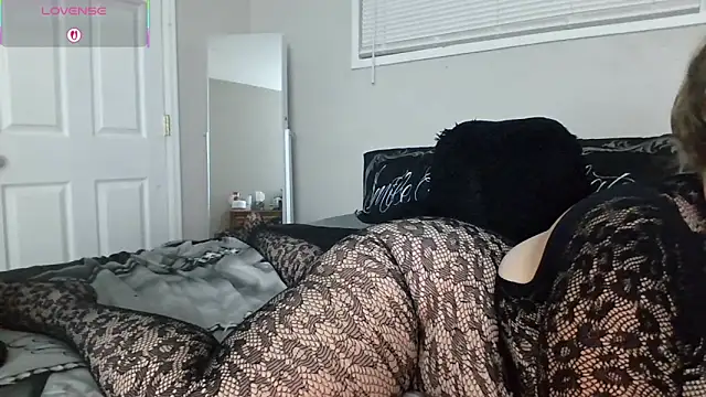 Snapshot of julimonroe chatting on November 2025 02:13:01 AM julimonroe online show from November 2025 02:13:01 AM