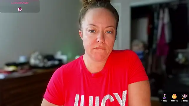 Snapshot of julimonroe chatting on November 2025 11:00:01 AM julimonroe online show from November 2025 11:00:01 AM