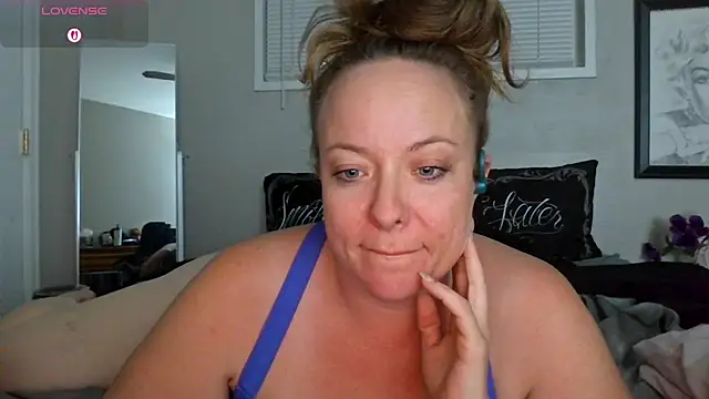 Snapshot of julimonroe chatting on November 2025 03:05:01 AM julimonroe online show from November 2025 03:05:01 AM