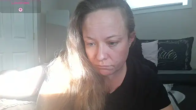 Snapshot of julimonroe chatting on November 2025 09:57:02 PM julimonroe online show from November 2025 09:57:02 PM