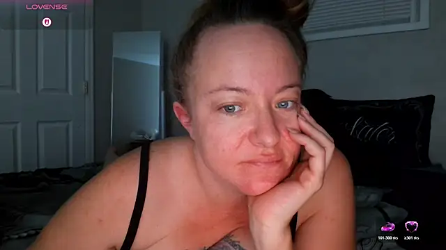 Snapshot of julimonroe chatting on November 2025 12:23:02 PM julimonroe online show from November 2025 12:23:02 PM