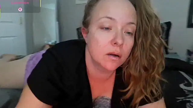 Snapshot of julimonroe chatting on November 2025 11:10:02 PM julimonroe online show from November 2025 11:10:02 PM