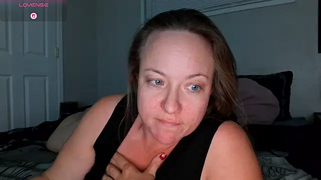 Snapshot of julimonroe chatting on December 2025 03:12:02 AM julimonroe online show from December 2025 03:12:02 AM