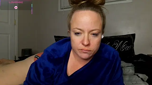 Snapshot of julimonroe chatting on December 2025 03:11:01 AM julimonroe online show from December 2025 03:11:01 AM