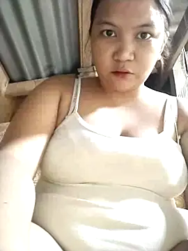 Snapshot of milkytitsmom4u chatting on February 2026 04:50:01 PM milkytitsmom4u online show from February 2026 04:50:01 PM