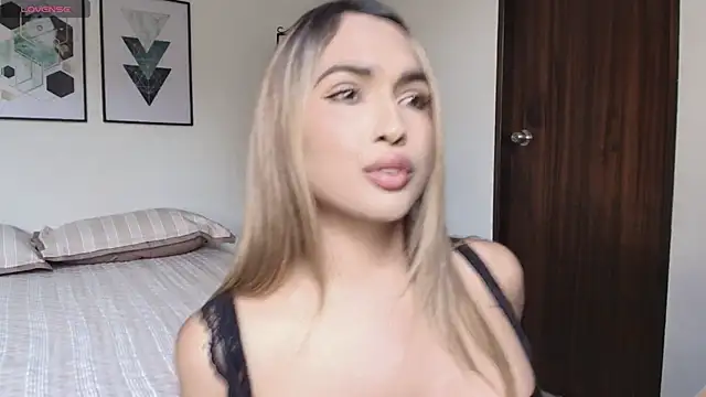 Snapshot of carminaurmommy chatting on December 2025 04:25:02 PM carminaurmommy online show from December 2025 04:25:02 PM