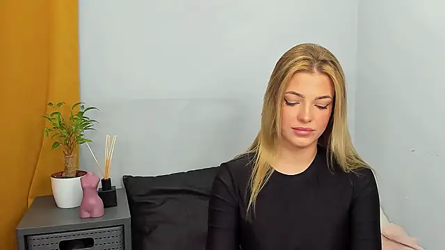 LilyBlondee online show from December 2024 07:32:02 PM