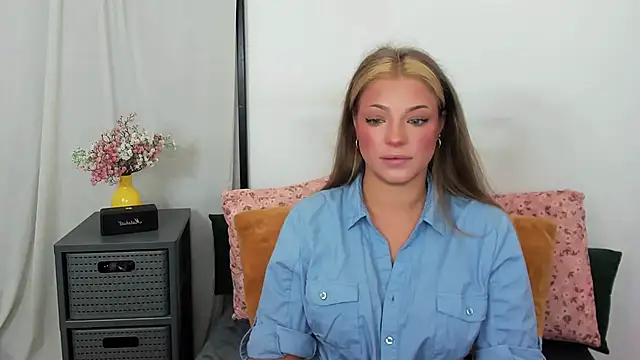 LilyBlondee online show from July 2026 05:23:02 AM
