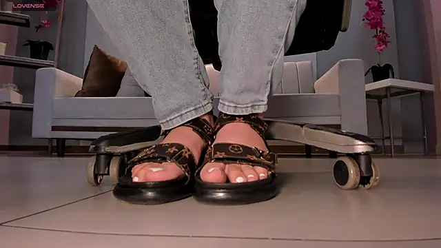 Snapshot of MartinnaBonnet chatting on February 2025 10:41:01 AM MartinnaBonnet online show from February 2025 10:41:01 AM