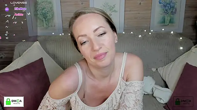 Snapshot of Queenymel chatting on October 2025 03:45:02 PM Queenymel online show from October 2025 03:45:02 PM