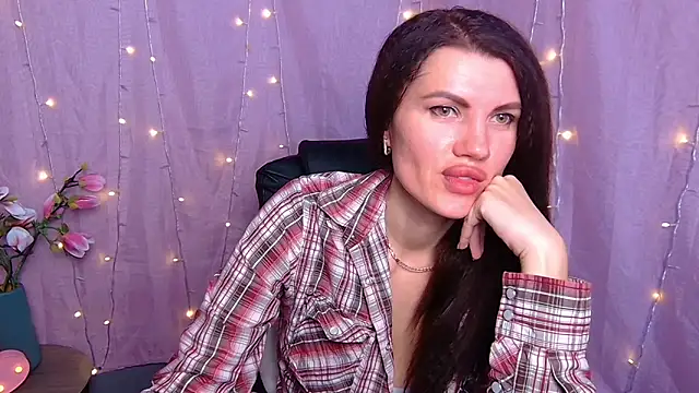 Snapshot of MilaLoona chatting on March 2026 07:32:02 AM MilaLoona online show from March 2026 07:32:02 AM