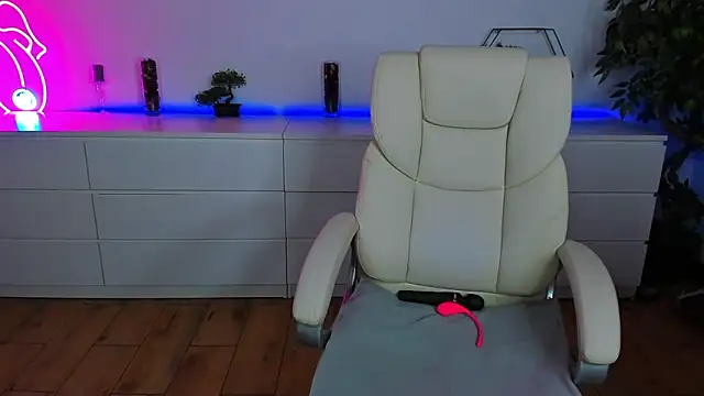 Kamilla Hot online show from October 2025 06:02:01 PM