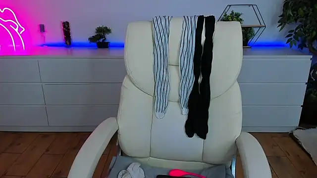 Kamilla Hot online show from October 2025 07:03:02 PM