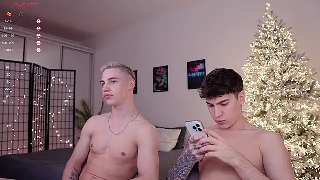 Snapshot of Evan__White_ chatting on December 2024 04:10:01 PM Evan White online show from December 2024 04:10:01 PM