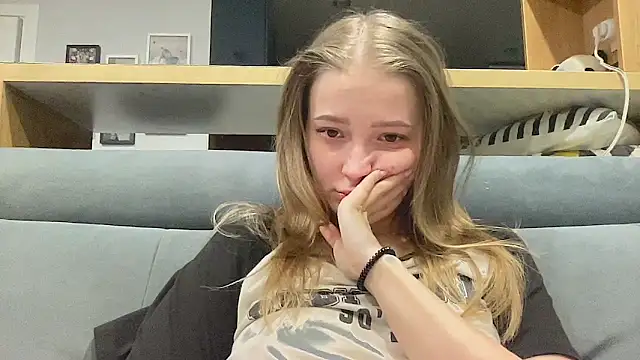 CharmingSarah online show from April 2026 04:25:01 PM