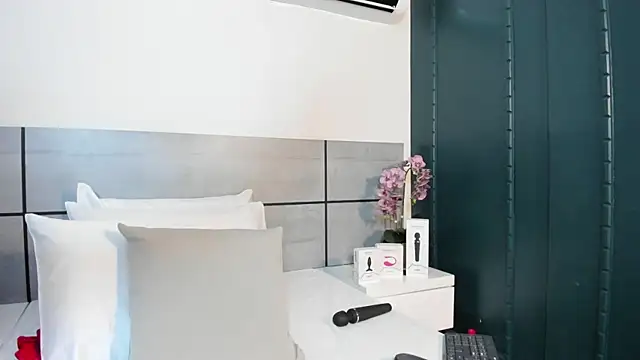 Snapshot of EmmaSmith2 chatting on December 2025 02:40:02 AM EmmaSmith2 online show from December 2025 02:40:02 AM