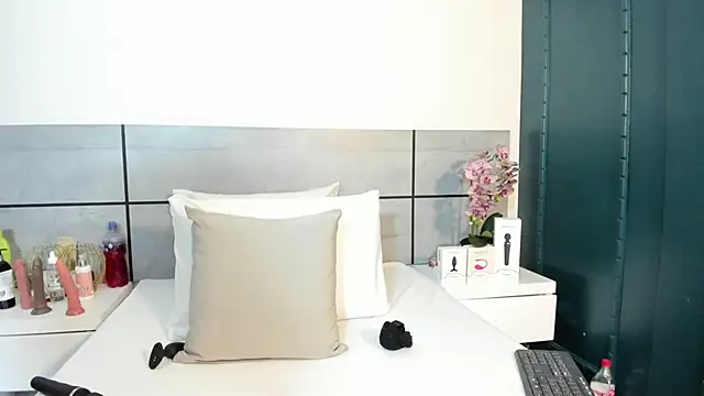 Snapshot of EmmaSmith2 chatting on January 2026 02:14:01 AM EmmaSmith2 online show from January 2026 02:14:01 AM