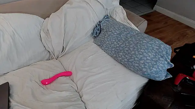 Snapshot of EmoDream1998 chatting on January 2025 03:06:02 AM EmoDream1998 online show from January 2025 03:06:02 AM