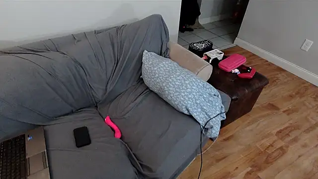 Snapshot of EmoDream1998 chatting on February 2025 01:44:02 AM EmoDream1998 online show from February 2025 01:44:02 AM