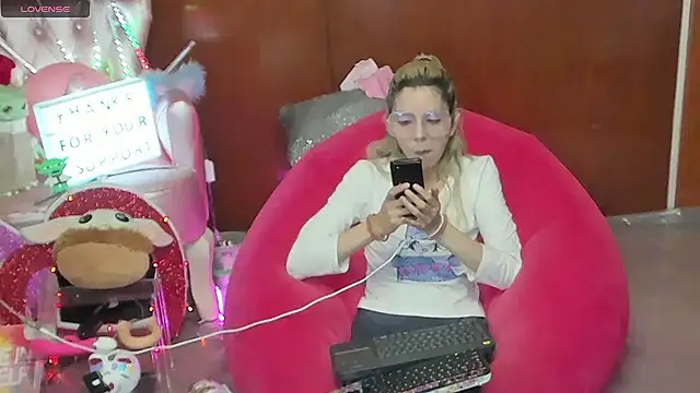 Snapshot of Skinygirl chatting on June 2026 11:53:01 PM Skinygirl online show from June 2026 11:53:01 PM
