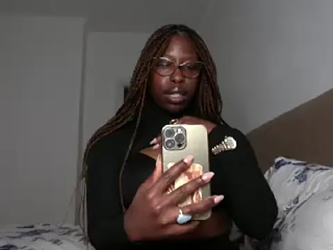 Snapshot of MadamIndigo chatting on February 2025 07:38:01 PM MadamIndigo online show from February 2025 07:38:01 PM