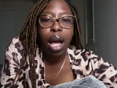 Snapshot of MadamIndigo chatting on March 2025 04:10:01 AM MadamIndigo online show from March 2025 04:10:01 AM