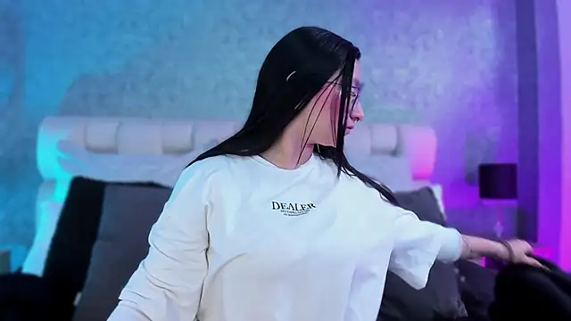 lucy neil online show from January 2025 07:07:02 PM