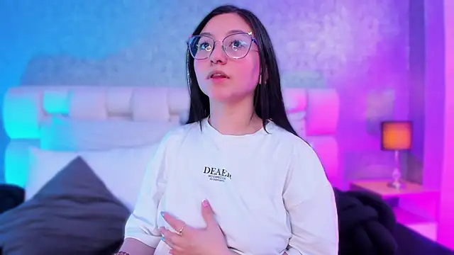 lucy neil online show from February 2025 07:07:01 PM