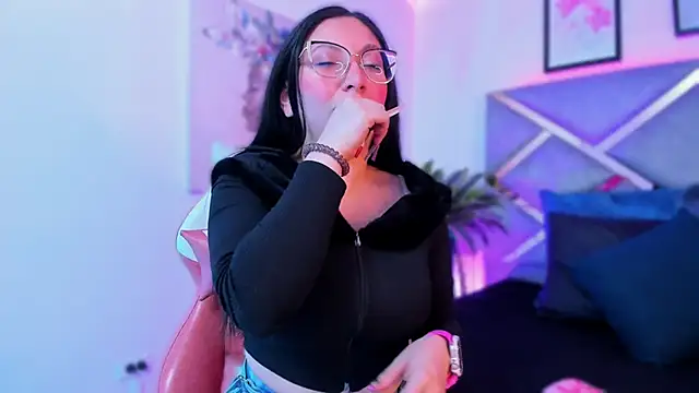 lucy neil online show from October 2025 02:34:01 AM