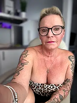 German Milf online show from October 2025 01:14:01 PM