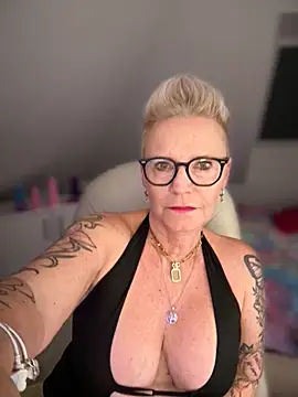 German Milf online show from November 2025 02:06:01 PM