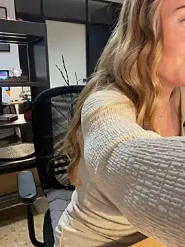 Snapshot of EmaSalis chatting on January 2025 03:33:02 PM EmaSalis online show from January 2025 03:33:02 PM