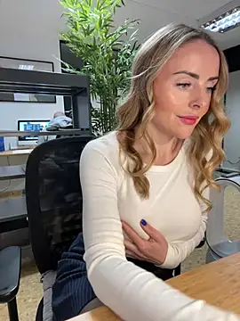 Snapshot of EmaSalis chatting on January 2025 10:14:02 AM EmaSalis online show from January 2025 10:14:02 AM