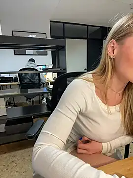 Snapshot of EmaSalis chatting on January 2025 01:11:01 PM EmaSalis online show from January 2025 01:11:01 PM