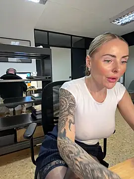 Snapshot of EmaSalis chatting on January 2025 11:22:01 AM EmaSalis online show from January 2025 11:22:01 AM