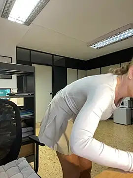 Snapshot of EmaSalis chatting on January 2025 08:29:01 AM EmaSalis online show from January 2025 08:29:01 AM