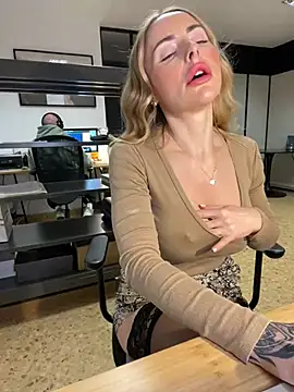 Snapshot of EmaSalis chatting on January 2025 10:19:01 AM EmaSalis online show from January 2025 10:19:01 AM