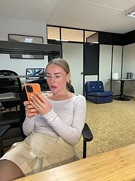 Snapshot of EmaSalis chatting on January 2025 12:51:02 PM EmaSalis online show from January 2025 12:51:02 PM